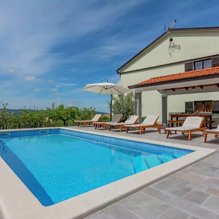 Spacious Apartment In Pazin With Pool *