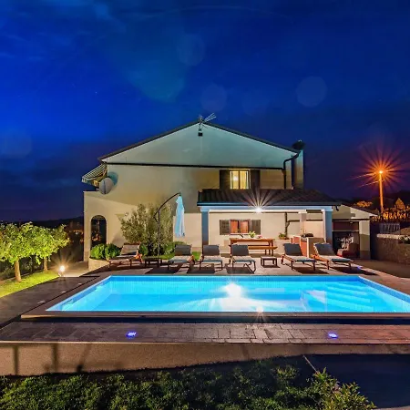 Spacious Apartment In Pazin With Pool