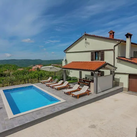 Apartment Spacious Apartment In Pazin With Pool